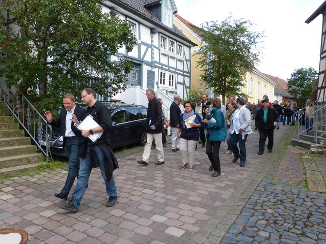 Schnellen Schrittes durch die Heidestraße.