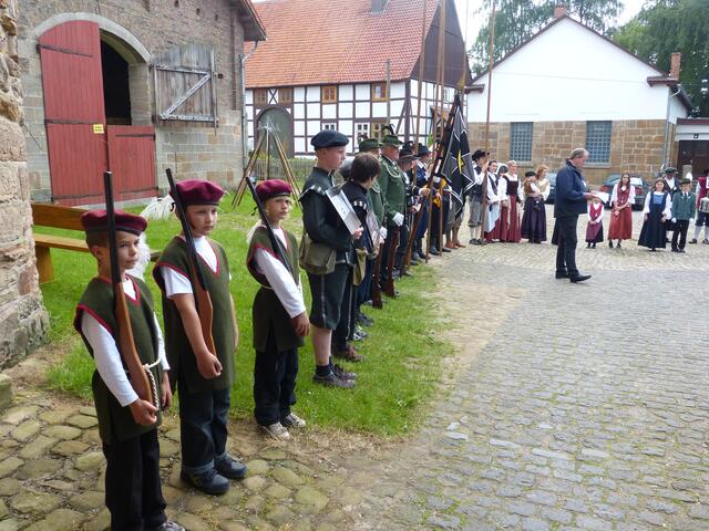 Bunt und eindrucksvoll: die Gruppen der Schützengilde 1517 am Torbogen.