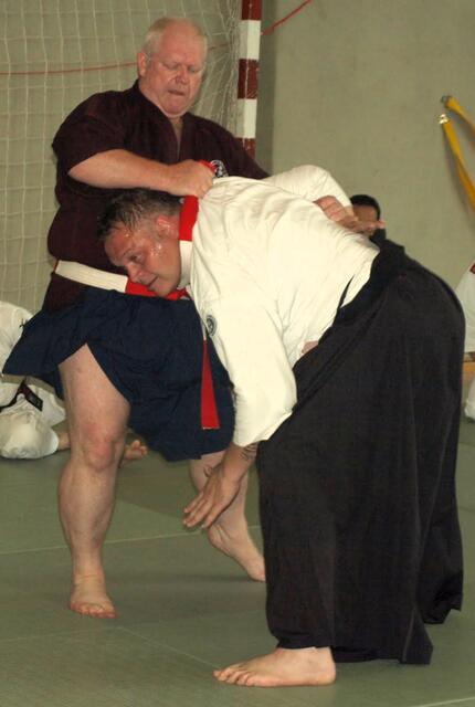 Der englische Großmeister Tom Starling zeigte auch unkonventionelle traditionelle Kampftechniken der japanischen Samurai, wie diese Gürtelwürge - Foto: Kohlstedde