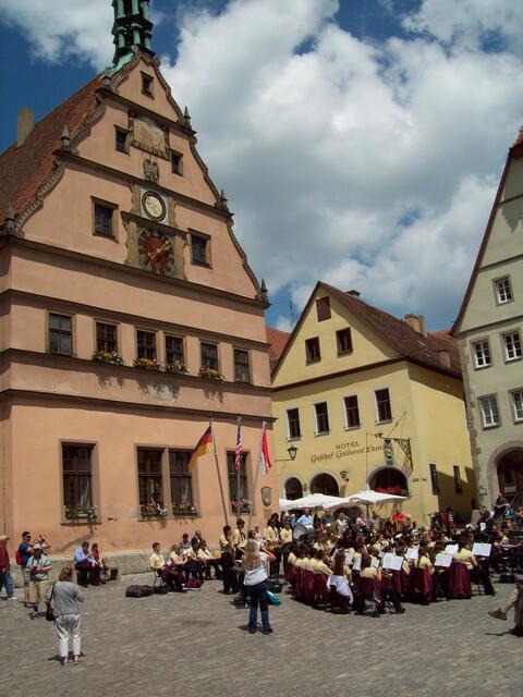 Ein Konzert vor malerischer Kulisse Rothenburgs.