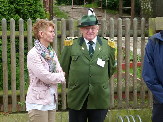 Sie sind später noch dran: Marion Friele (Hausleitung Schloss Landau) und Schützenkönig Gerhard Drunk.