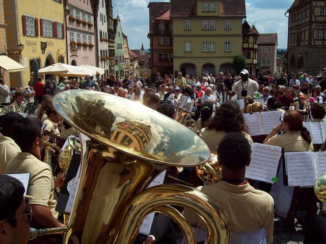 und wie immer machten sie wunderbare Musik, vor hunderten von Einheimischen und vielen Touristen.