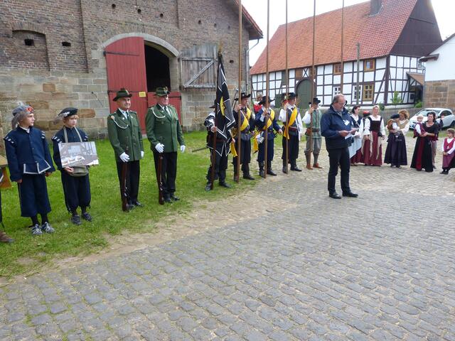 Gerhard Schäfer spricht über den Torbogen, gut beschützt von den Pikenieren.