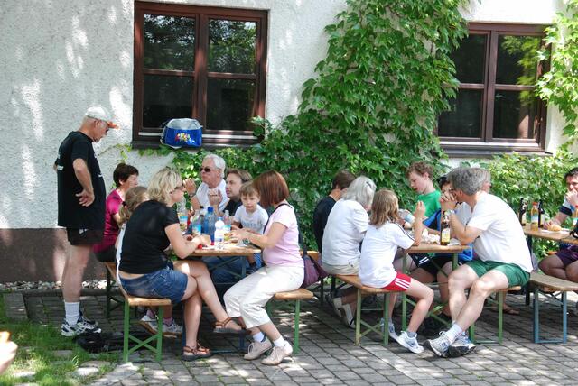 Nach der Anstrengung freuten sich alle auf die willkommene Brotzeit hinter der Friesenhalle. | Foto: Mike Schmelter