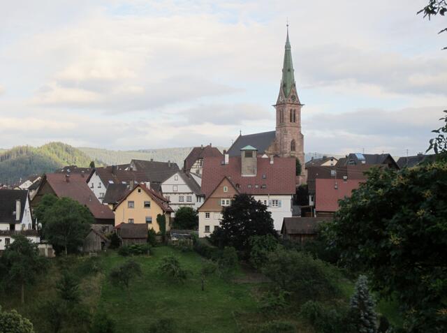 Es wird überragt vom Kirchturm der katholischen Pfarrkirche.