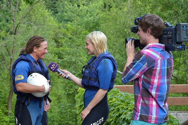 Abschlußinterview mit Tina Schüßler und a,tv Moderatorin Angie Roß. Tina bedankt sich für den einzigartigen Wasserspaß. | Foto: Wolfgang B. Kleiner
