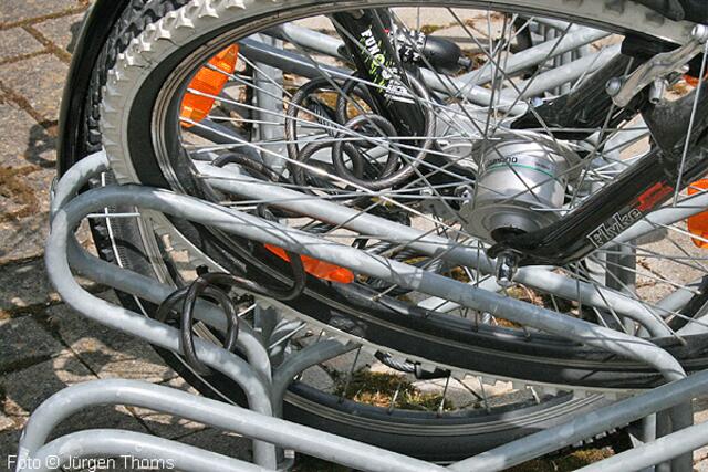 Schließen Sie Ihr Rad stets mit einer geeigneten Fahrrad-Sicherung an einen festen Gegenstand (Fahrradständer, Laternenpfahl) an.