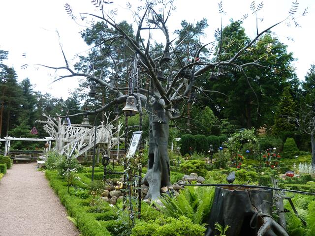Hier steht ein Baum mit vielen Glocken,die oft Lieder spielen.