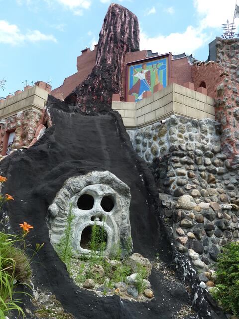 Ganz schön schrecklich sieht dieser Eingang zum Vesuv aus.