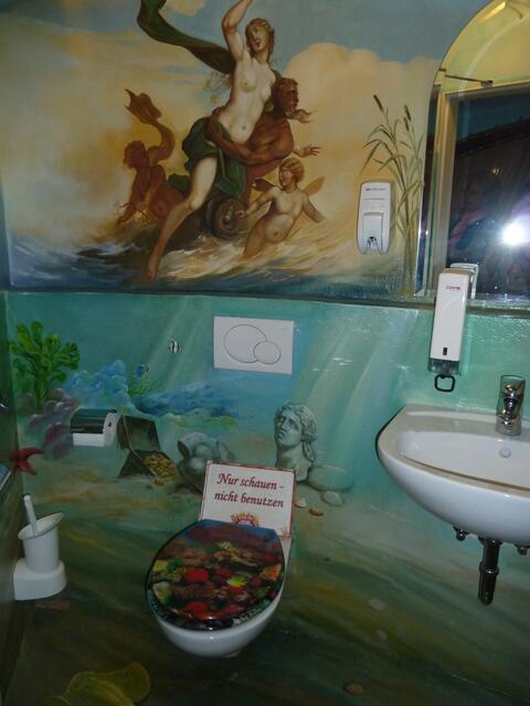 Auch vor der Toilette hat der Hausherr nicht halt gemacht,auch hier ein schönes Gemählde.