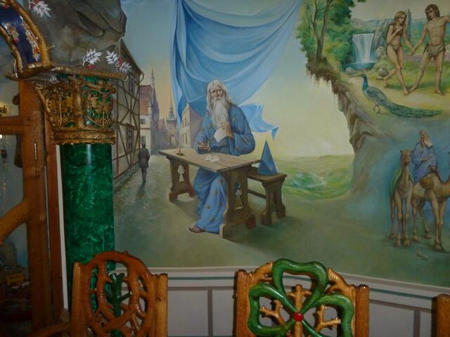 Geht man den oberen Gang lang,sieht man wieder Bilder aus der Bibel,hier das Kartenspiel.