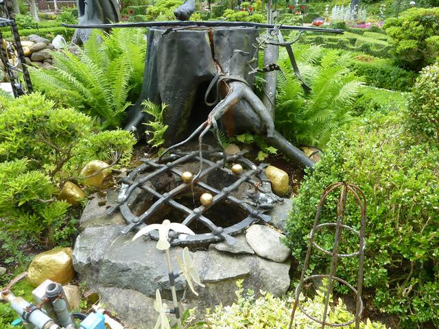 Der Frosch am Brunnen,der gleich auf drei, mit Blattgold vergoldete Kugeln, aufpasst.