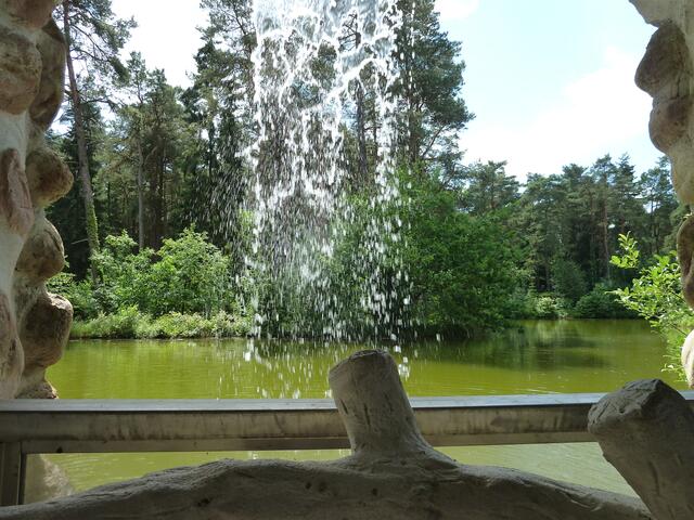 Geht man diesen Gang entlang,muß man am Wasserfall vorbei.