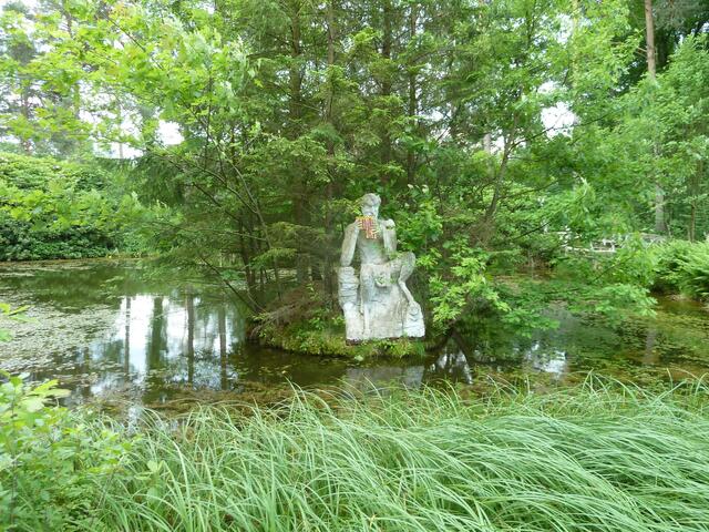 Ein kleiner See mit einem Flötenspieler.