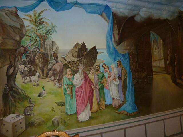 Auch Noah mit seiner Familie und die wartenden Tiere sind hier aufgemalt.