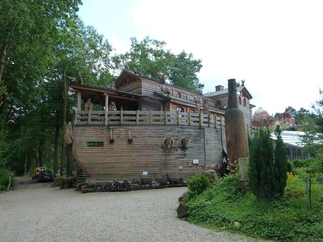 Jetzt tut sich vor unseren Augen die große Arche auf.