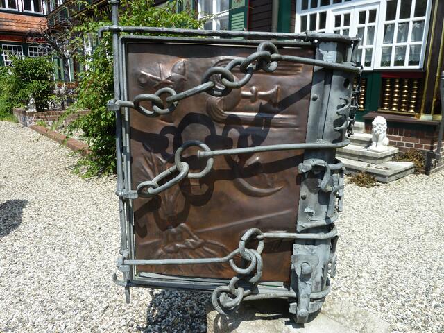 Wer kennt es nicht,das Buch mit den sieben Schössern,hier steht es.