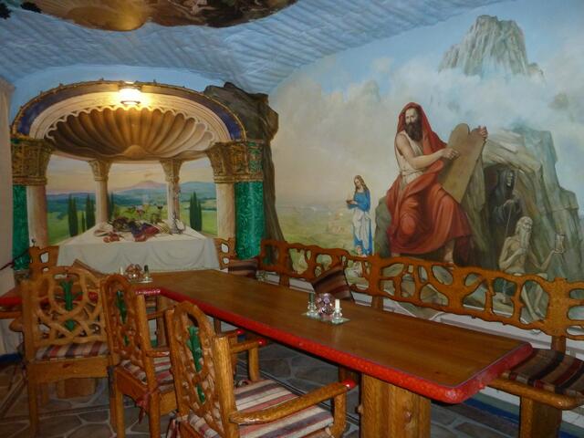 Die Wände sind vom Schloßherrn wieder selbst gemalt,man sieht Moses mit den Gesetzes Tafeln.