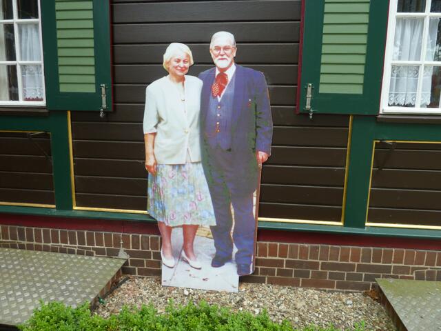 Geht man weiter wird man von dem Ehepaar gegrüßt.