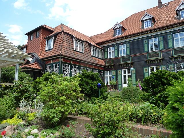 Hier sieht man das schöne Gebäude von der Seite.