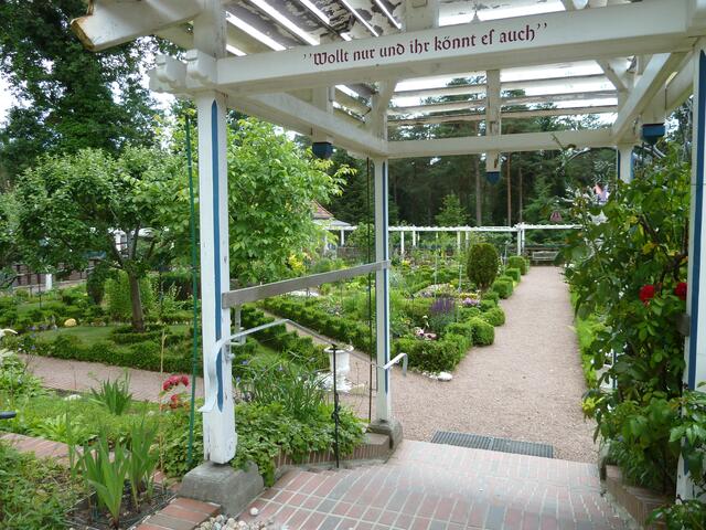 Und hier sieht man wieder die Sprüche,die überall zu sehen sind.