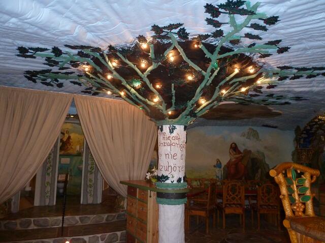 Der Baumstamm ist für die gerade vermählten Paare vorgesehen,sie verewigen sich hier am Baumstamm.