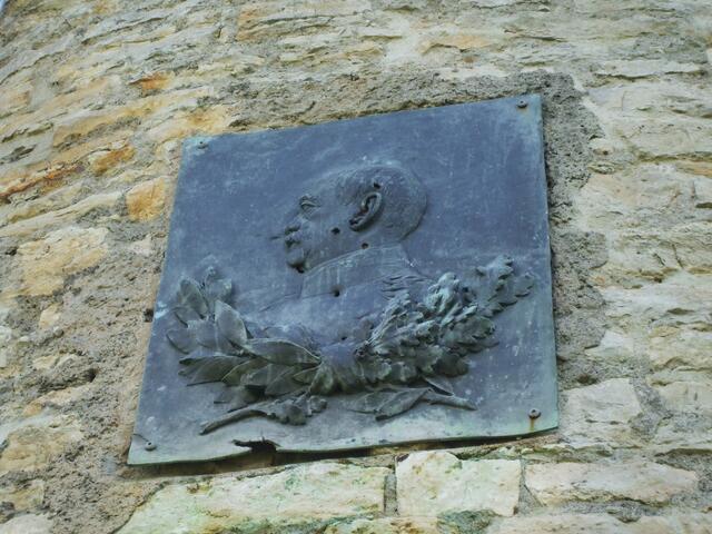 ... modelliertes Bronzerelief mit dem Bildnis Bismarcks am Turm !