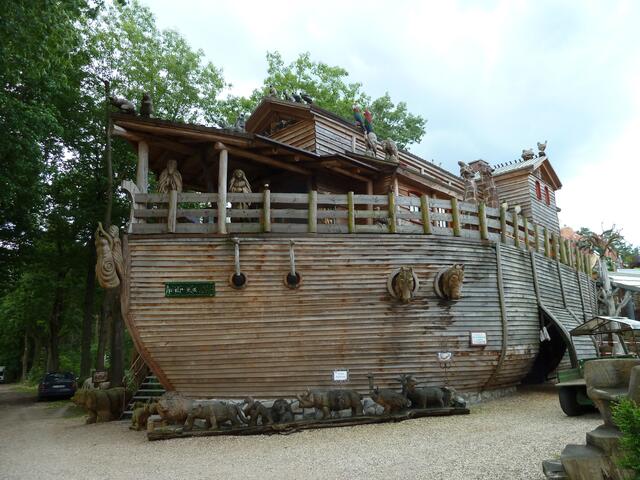 Oben kann man Noah und seine Frau sehen,unten die lange Schlange mit Tieren, die alle mit wollen.
