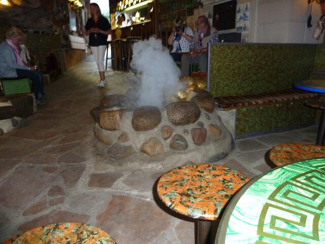 Dieses ist der Geisterraum,wenn die Gäste nicht gehen wollen,steigt viel Rauch aus dem Brunnen,so gehen sie von selber.