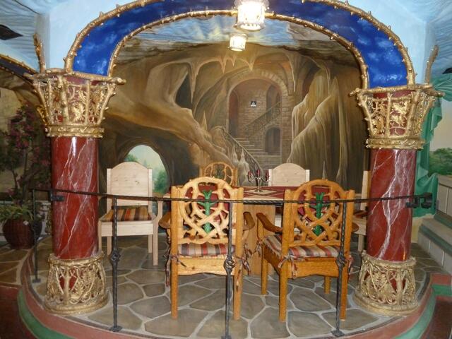 Dieser Raum ist für Trauungen vorgesehen,wer möchte nicht so königlich heiraten.