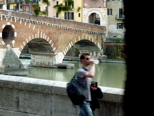 Ponte pietra - erbaut 100 v.Chr. und häufig renoviert