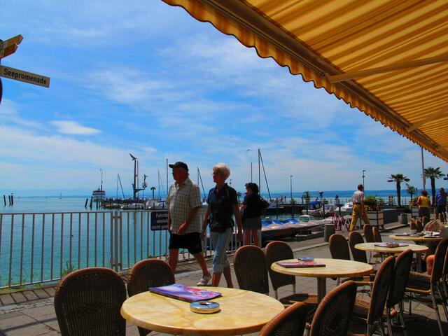 Strasse am Hafen und die Mole