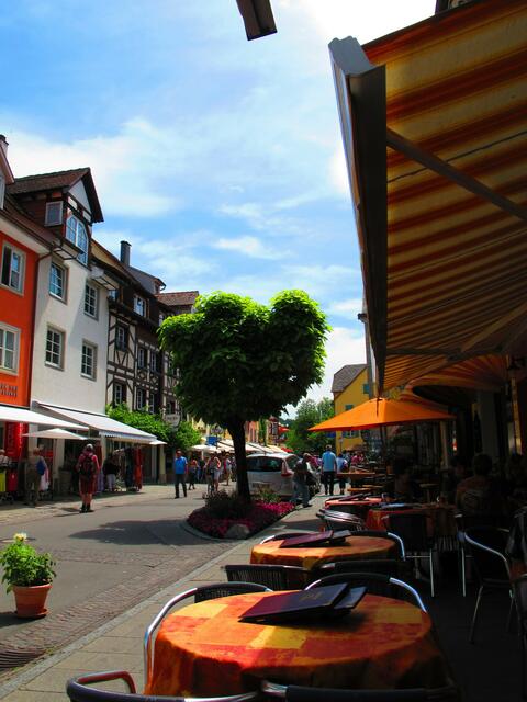 Restaurants auf der einen,Geschäfte,auf der anderen Strassenseite.