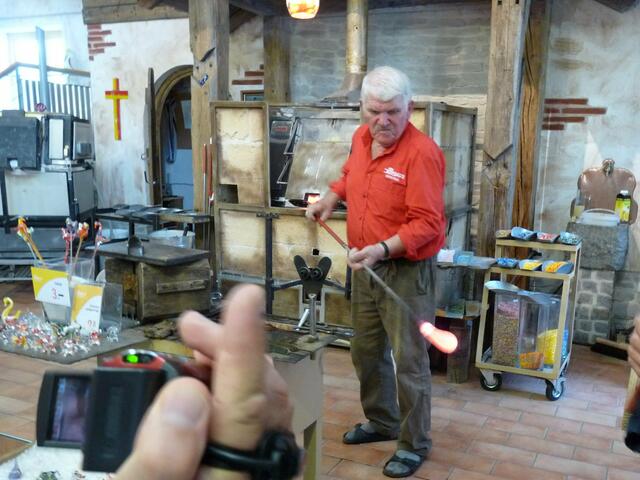 der Glasbläser zeigt erst, wie eine Kugel entsteht