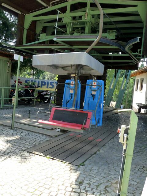 Sessellift - hinten transportiert er die Schlitten der Sommerrodelbahn hoch zum Start