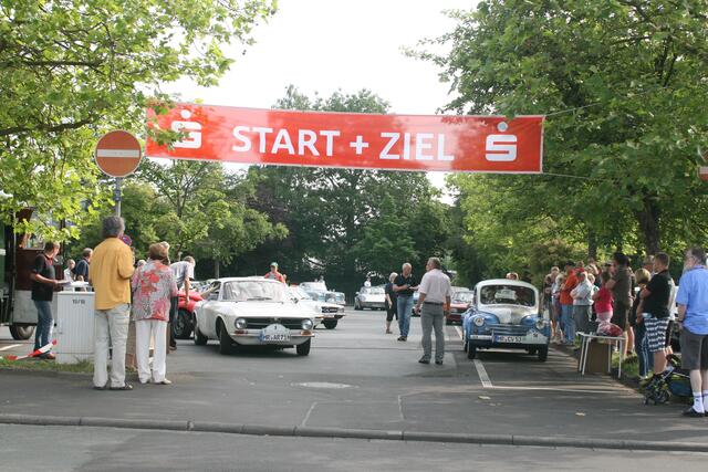 Start in der Willy-Mock-Strasse in Marburg. Hier am Start ein Renault 4 CV und ein Alfa Romeo Bertone Coupe GT. Es wurde immer Paarweise gestartet.