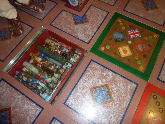 Selbst in den Fliesen sind Gegenstände eingelassen.