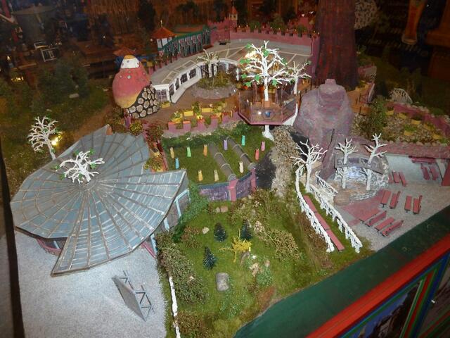 Ein Bild zeigt das Spinnendach und andere Gebäude.