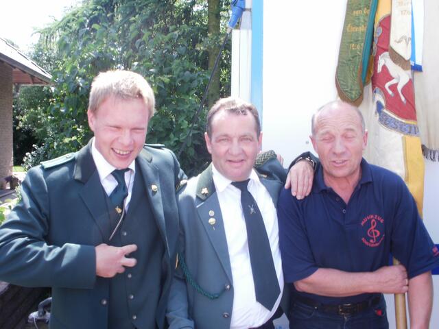 Schützenkönig Tobias Turnau, Fahnenträger Hubertus Buch und Bürgermeister Joachim Schneider (v.l.n.r.)