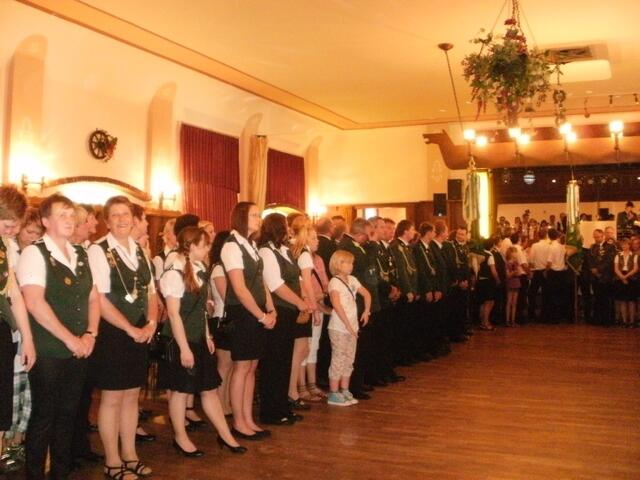 Ausmarschende im Festsaal