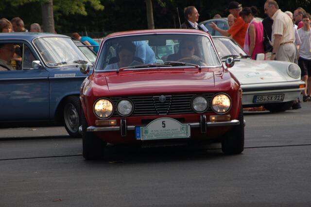 Ein Damenteam in ihrem Alfa Romeo GTV,das schon einige Erfolge in ihrer Rallye Bilanz vorzeigen kann.