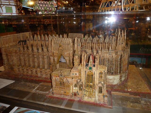 Hier wird die Kathedrale Notre Dame aus Streichhölzern gebastelt ausgestellt.