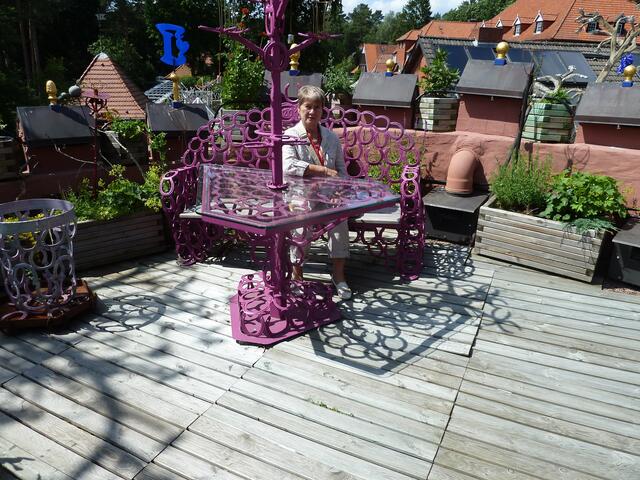 Warum soll man diese Bänke nicht einmal statt weiß, in rosa haben.