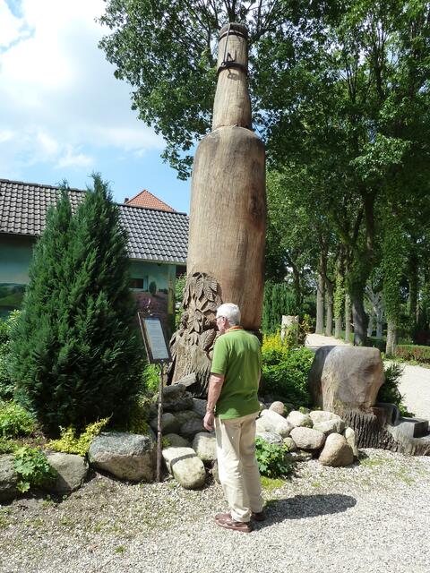 Diese Flasche ist aus Holz geschnitzt,und ist die größte Flasche der Welt.