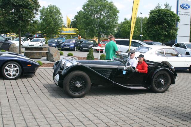 Der rassige Jaguar SS trifft nach der Morgenetappe als erster mittags am Konbtrollpunkt ein.