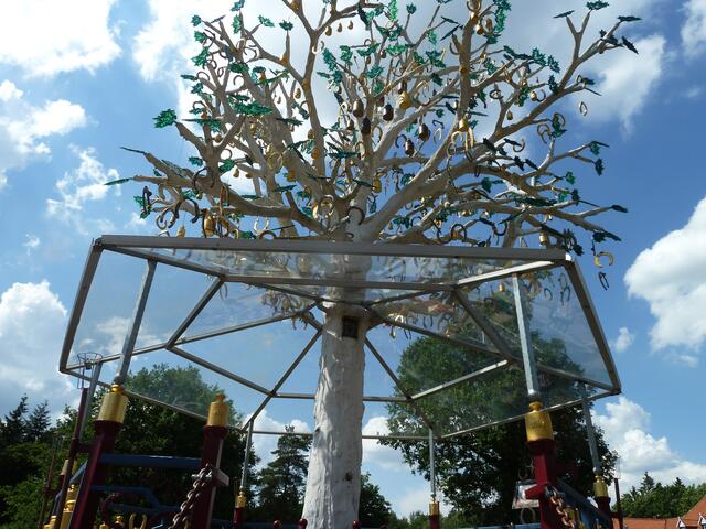 Der Baum mit den vielen, zum Teil vergoldeten, Gewichten.