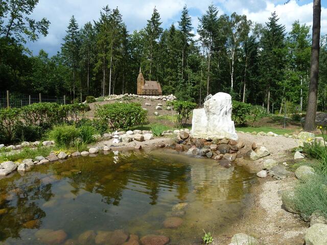 Hinter dem See ist die Nachbildung der " Ole " Kerk aus Bispingen zu sehen.