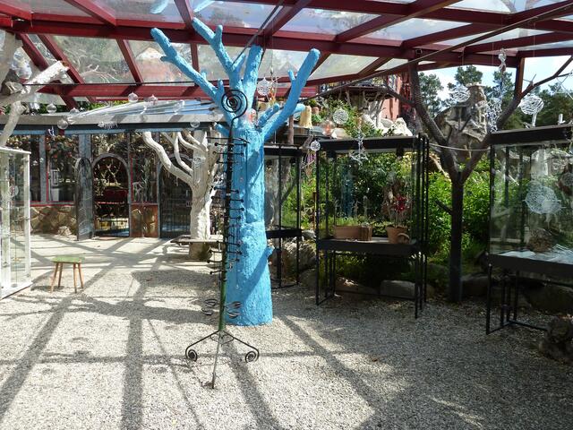 Diese Bäume halten das Glasdach fest.