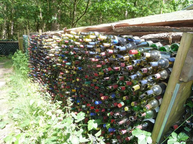 Hier lagen Flaschen schon nach Größe und Sorte geordnet.
