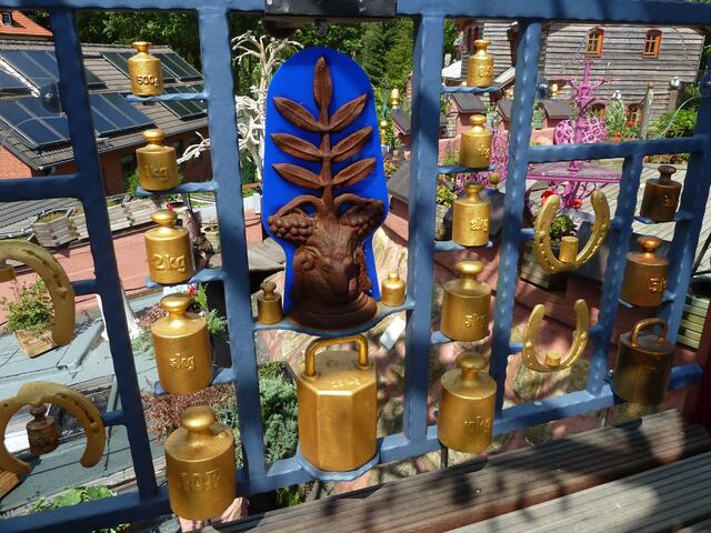 Auch hier hängen vergoldete Gewichte und Hufeisen.